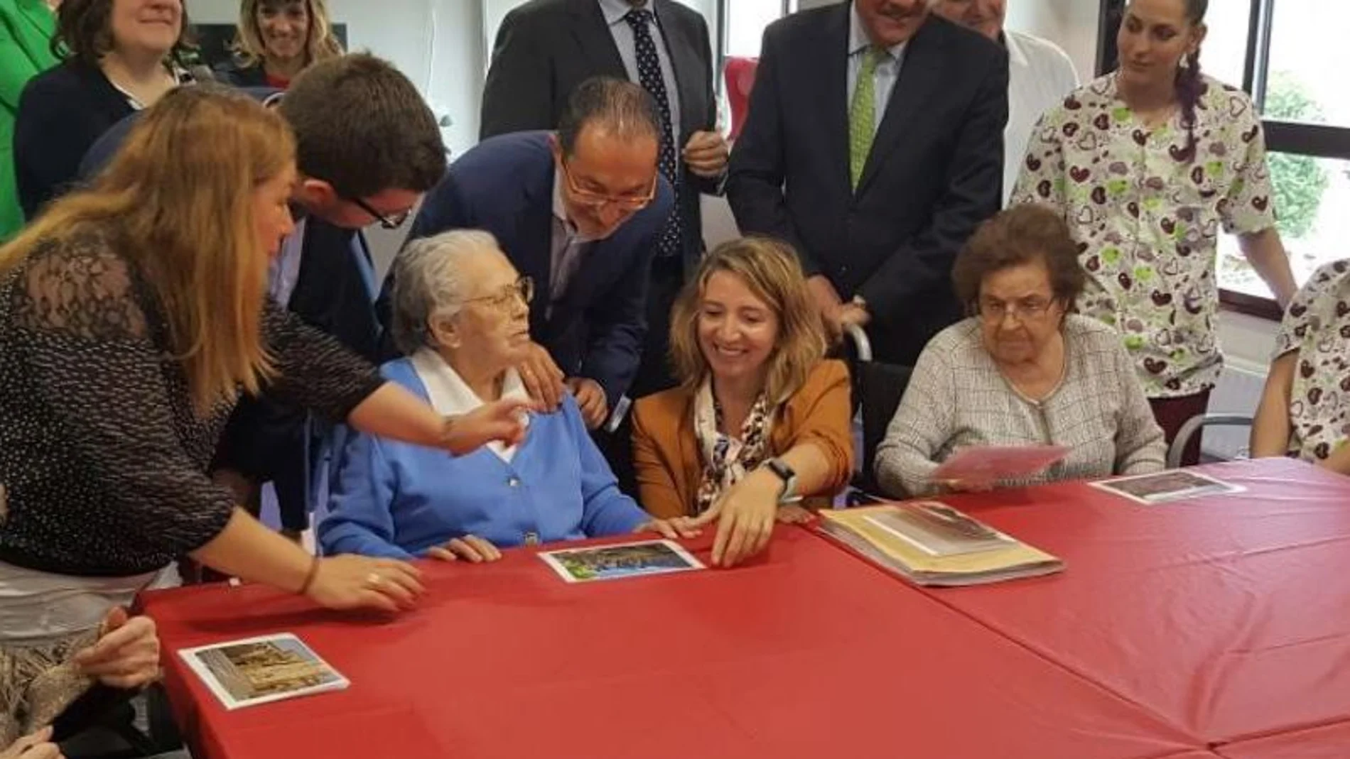 La consejera Alicia García conversa con personas mayores de la residencia de Miranda de Ebro en su visita a las nuevas instalaciones / La Razón