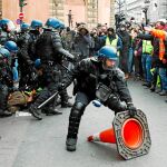 Pese a la caída en poder de convocatoria, se registraron en París algunos incidentes entre los chalecos y agentes de seguridad