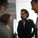 La diputada de la CUP Eulalia Reguart, y el presidente de Omnium Jordi Cuixart (2d), conversando ayer en las puertas del Ayuntamiento de Badalona