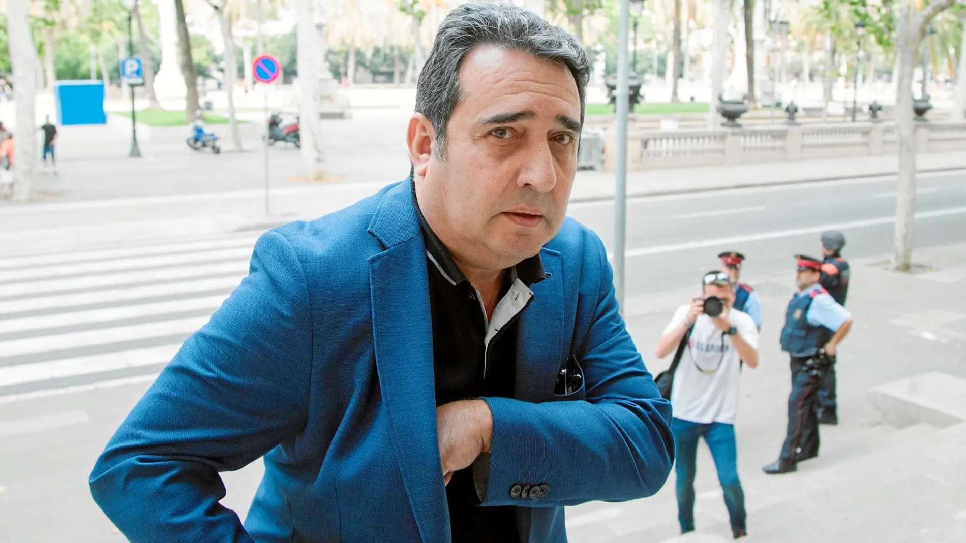 En la imagen, el histórico ex alcalde socialista de Sabadell, Mauel Bustos, antes de una de sus declaraciones ante el juez