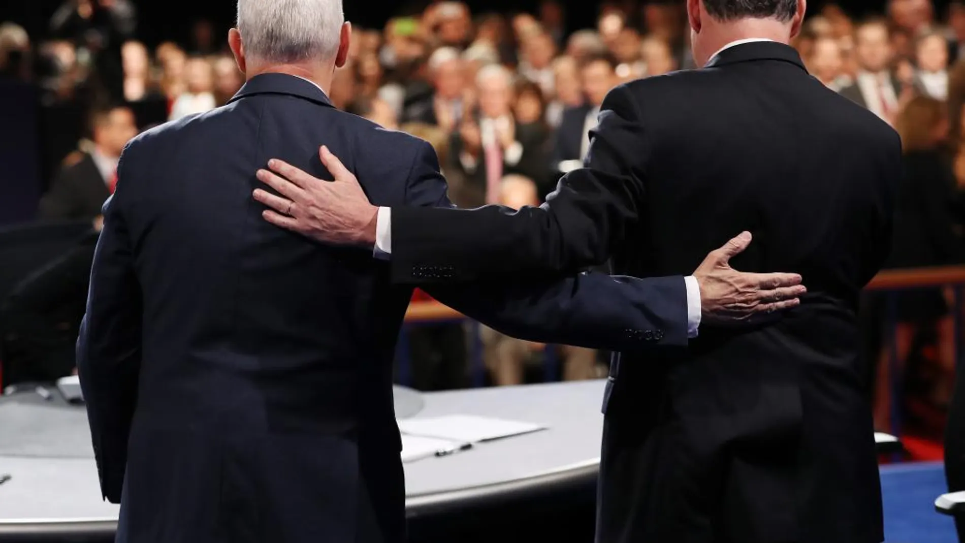 Los candidatos a la Vicepresidencia de EE.UU., el republicano Mike Pence (i) y el demócrata Tim Kaine (d), saludan a los asistentes después de participar en el debate