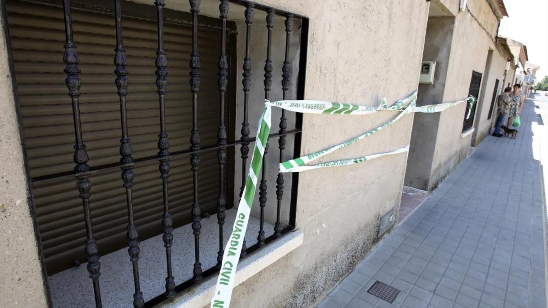 La vivienda precintada tras el tiroteo en Argamasilla de Calatrava (Ciudad Real)