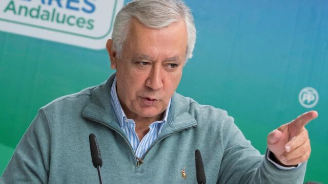 El vicesecretario de Política Autonómica y Local del PP, Javier Arenas, en su intervención hoy en la clausura de un acto con alcaldes del PP de Sevilla
