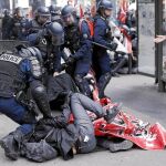 La Policía francesa detiene a un hombre encapuchado durante los enfrentamientos ocurridos ayer en la manifestación de París