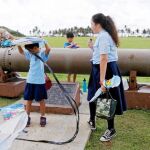 Un grupo de escolares juega cerca de un torpedo de la II Guerra Mundial en el Asan Memorial Park, en Guam, el viernes
