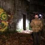 El cadáver de una persona ha sido hallado esta tarde en una bolsa de plástico en Vigo debajo de unas escaleras en el aparcamiento principal de la playa de la Punta, en la zona de A Guía. En la foto, hueco de las escaleras donde fue descubierto el cadáver