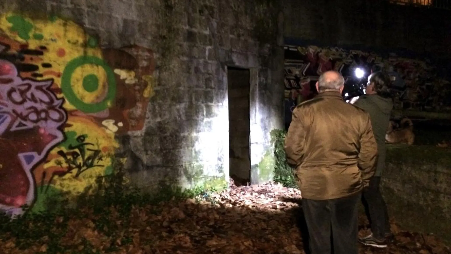 El cadáver de una persona ha sido hallado esta tarde en una bolsa de plástico en Vigo debajo de unas escaleras en el aparcamiento principal de la playa de la Punta, en la zona de A Guía. En la foto, hueco de las escaleras donde fue descubierto el cadáver