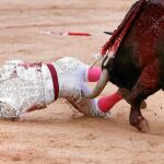Momento de la cogida a Gonzalo Caballero por el tercer toro de la tarde en Pamplona