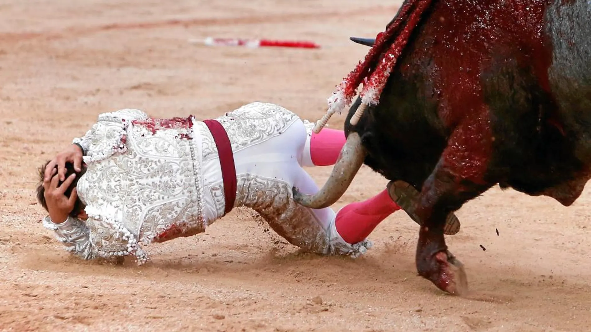 Momento de la cogida a Gonzalo Caballero por el tercer toro de la tarde en Pamplona