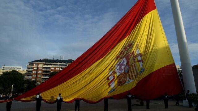 Izado de la bandera en la Plaza de Colón