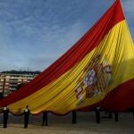 Izado de la bandera en la Plaza de Colón