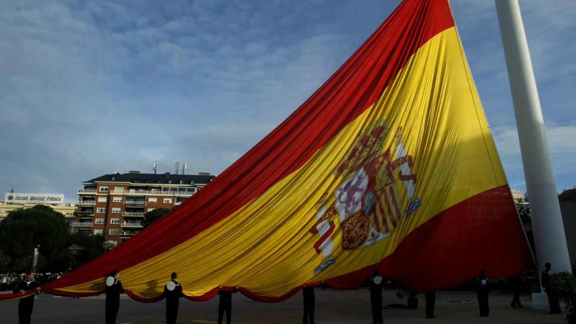 Izado de la bandera en la Plaza de Colón
