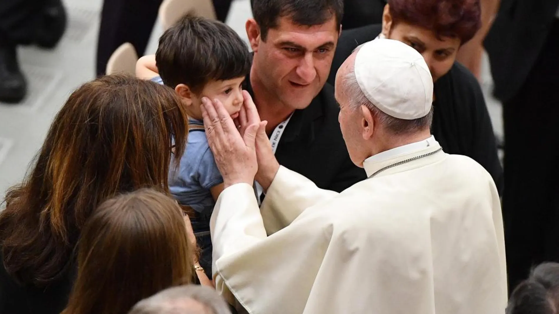 El Papa vendice a un niño durante la audiencia a las víctimas del atentado de Niza