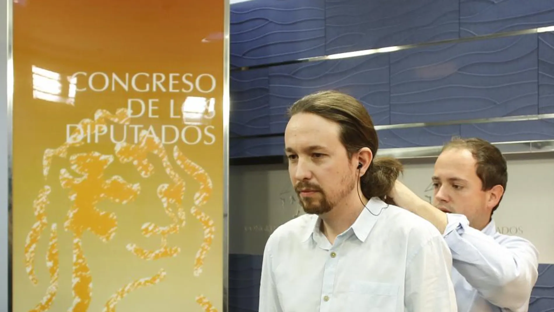 El líder de Podemos, Pablo Iglesias, antes de su rueda de prensa en el Congreso