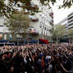 Miles de personas se han concentrado en la sede el PP de Barcelona