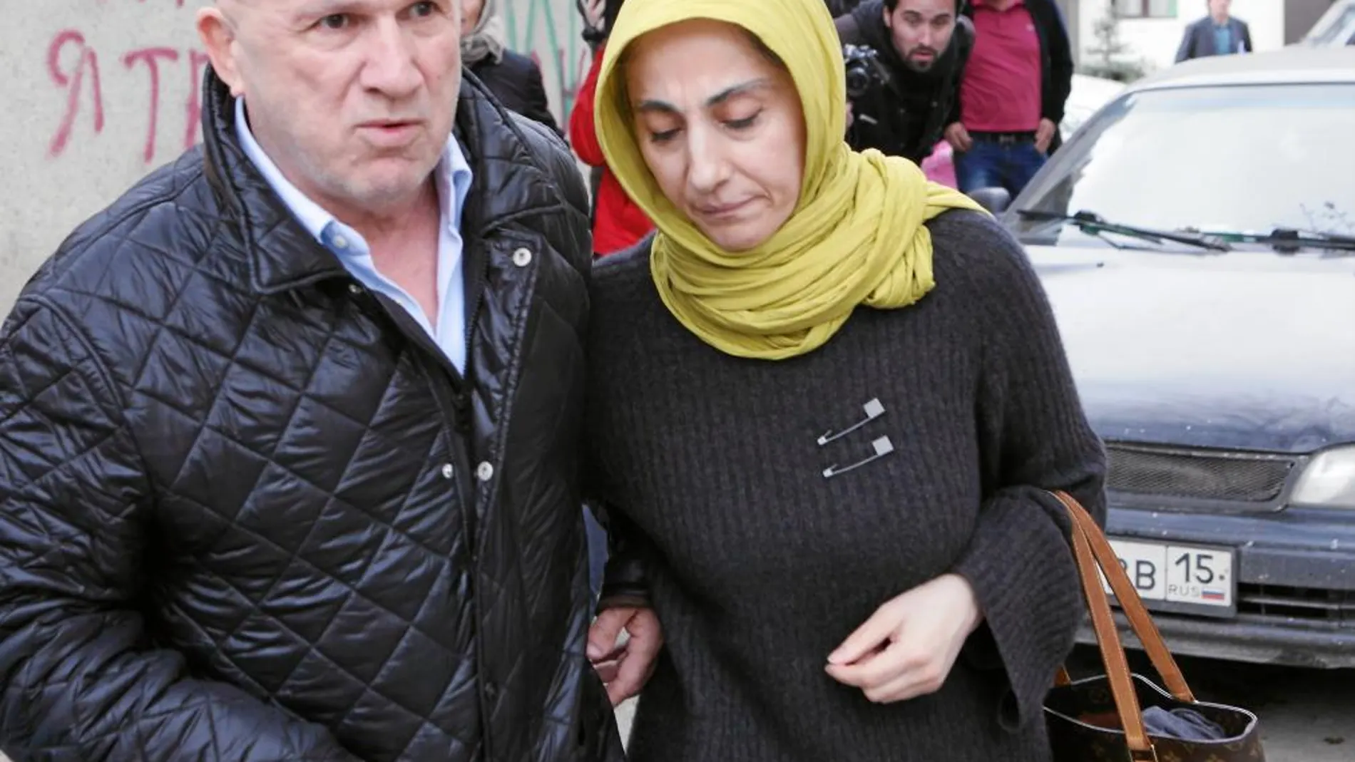 Anzor y Zubeidat Tsarnaev, ayer en Daguestán (Chechenia). Los padres de los sospechosos no se creen la versión estadounidense