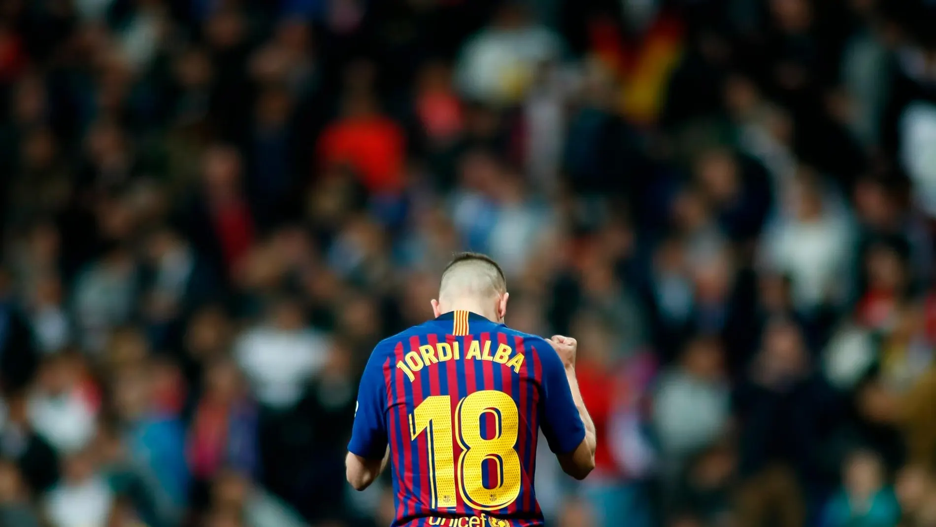Jordi Alba celebra el triunfo del Barcelona en el Bernabéu en las semifinales de la Copa