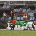 El segundo gol del Celta de Vigo, marcado por el delantero sueco John Guidetti, entra en la portería del Valencia