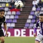 El delantero paraguayo del Málaga Roque Santa Cruz (i) y el defensa del Valladolid Antonio Rukavina