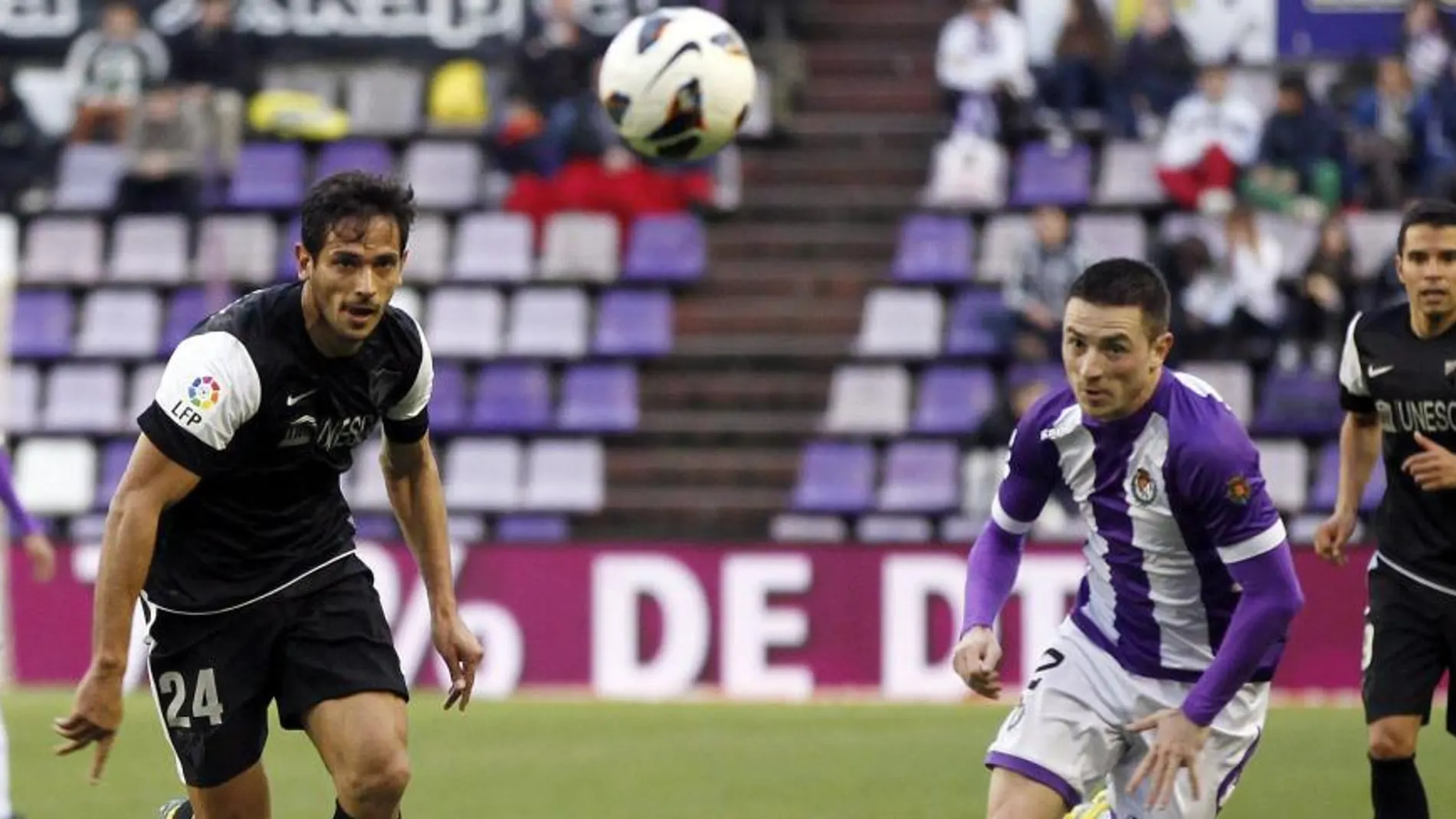 El delantero paraguayo del Málaga Roque Santa Cruz (i) y el defensa del Valladolid Antonio Rukavina