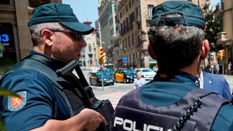 Agentes de la Policía Nacional en Barcelona