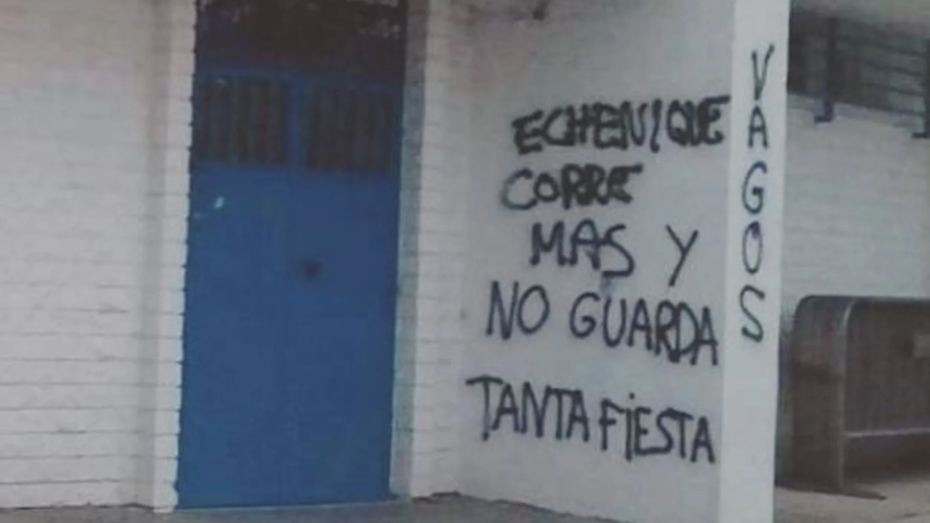 Graffiti que aficionados del Real Zaragoza han pintado en una de las paredes del estadio de La Romareda / Instagram