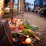 Flores, velas en el lugar donde falleció una de las víctimas en el atentado en Estrasburgo (Francia) / Foto: Efe