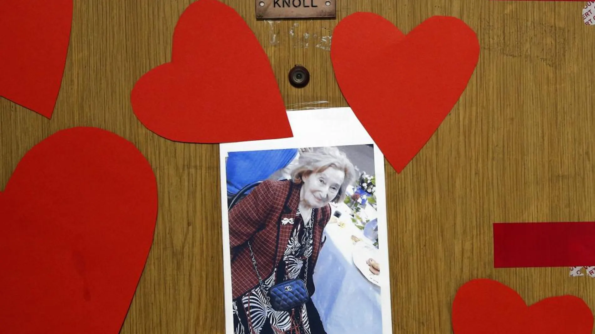 Muestras de cariño en la puerta de la vivienda de Mireille Knoll, asesinada en París en 2018