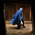 Decapitan a una mujer por negarse a dar comida a los talibanes