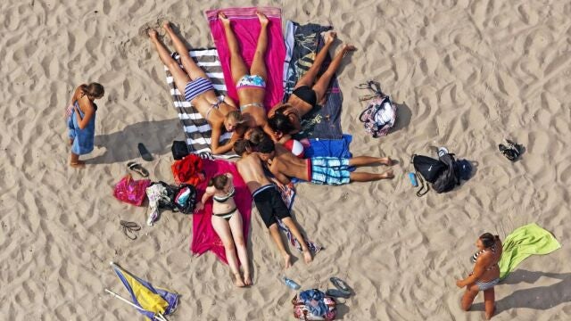 Tomando el sol en una playa de Holanda