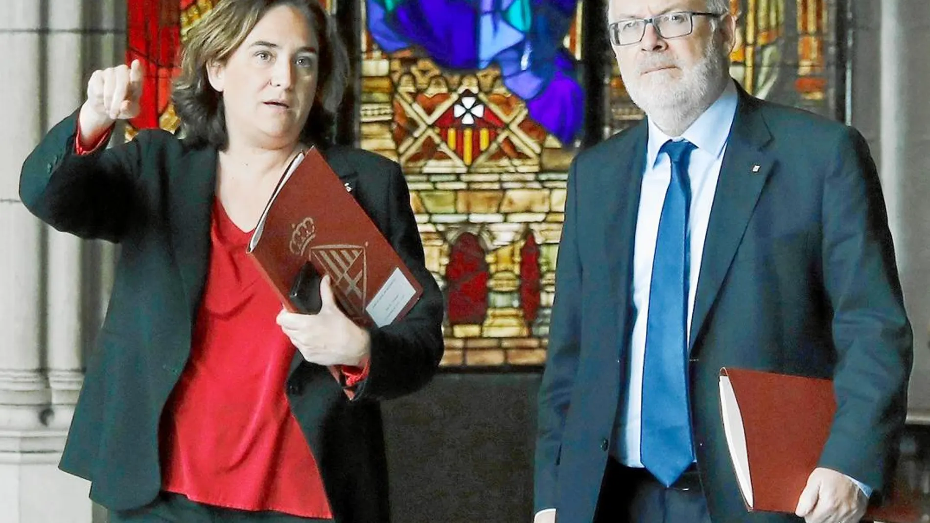 En la imagen, la alcaldesa de Barcelona, Ada Colau, y el secretario general de la conselleria de Interior, Brauli Duart, ayer.