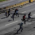Efectivos de la Guardia Nacional Bolivariana (GNB) se enfrentan a manifestantes opositores que participan del "trancazo nacional contra la dictadura"el pasado 4 de julio
