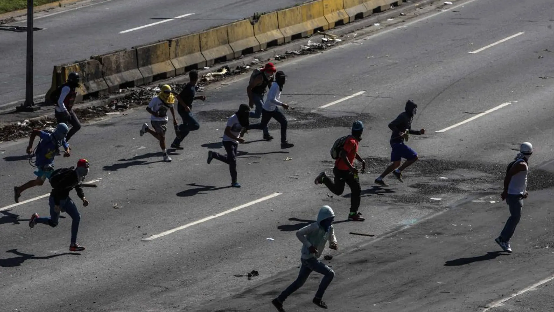 Efectivos de la Guardia Nacional Bolivariana (GNB) se enfrentan a manifestantes opositores que participan del "trancazo nacional contra la dictadura"el pasado 4 de julio