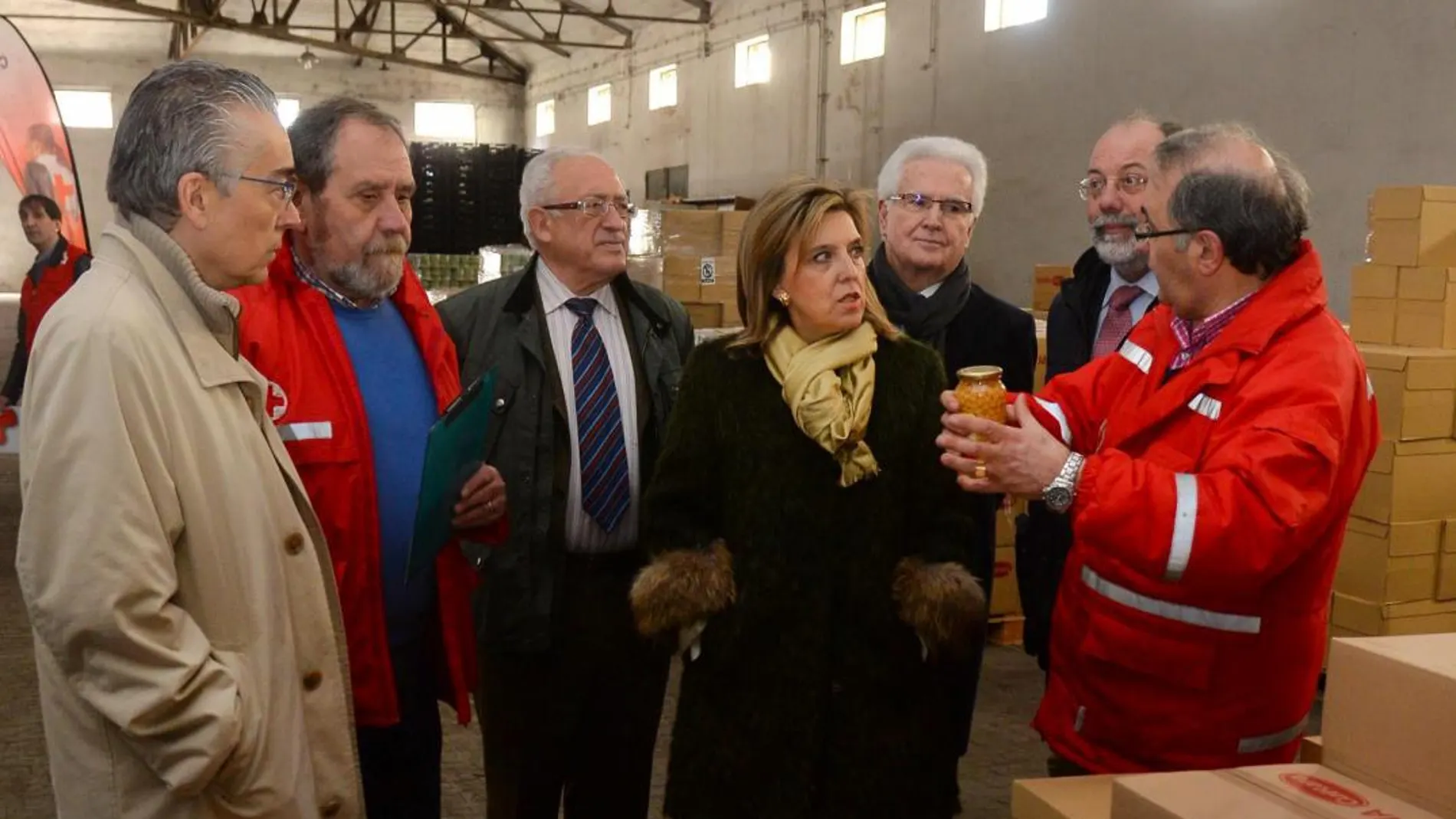 La delegada del Gobierno, María José Salgueiro, visita un almacén de Cruz Roja en Burgos