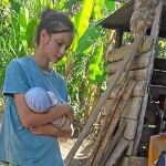 Patricia Aguilar, de 18 años, con su bebé en la finca de Perú donde ha vivido. / Foto: Efe