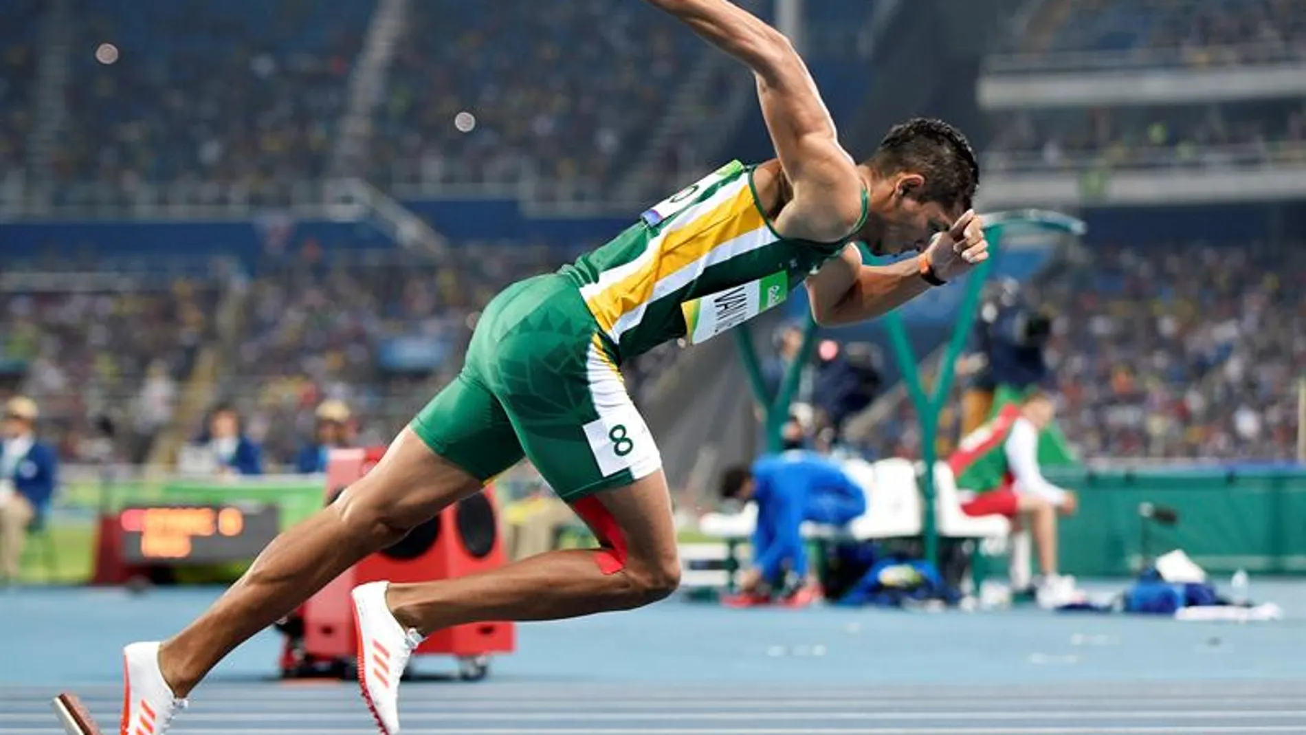 Kirk Van Niekerk en la salida de la final de los 400 metros