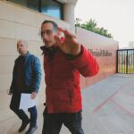Dos agentes se personaron ayer en el Diario de Mallorca para cumplir el mandato judicial con el aval de la Fiscalía. Foto: B. Ramón / Diario de Mallorca