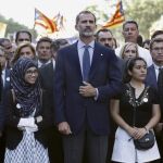 El rey Felipe VI, junto a los presidentes del Gobierno, Mariano Rajoy (i); de la Generalitat, Carles Puigdemont (d), en la cabecera de la manifestación contra los atentados yihadistas en Cataluña