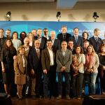 Juanma Moreno, con los miembros de su partido que participaron ayer en unas jornadas de política europea