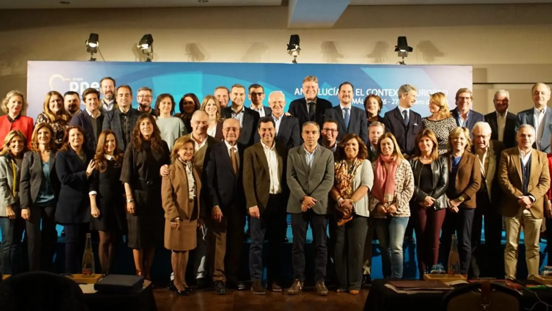 Juanma Moreno, con los miembros de su partido que participaron ayer en unas jornadas de política europea
