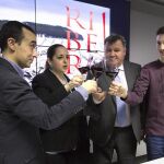 Enrique Pascual brinda con los miembros del comité asesor de la Denominación