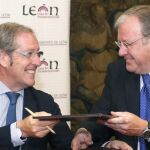 El alcalde de León, Antonio Silván, suscribe el convenio de colaboración con el presidente de la Cámara de Comercio, Javier Vega