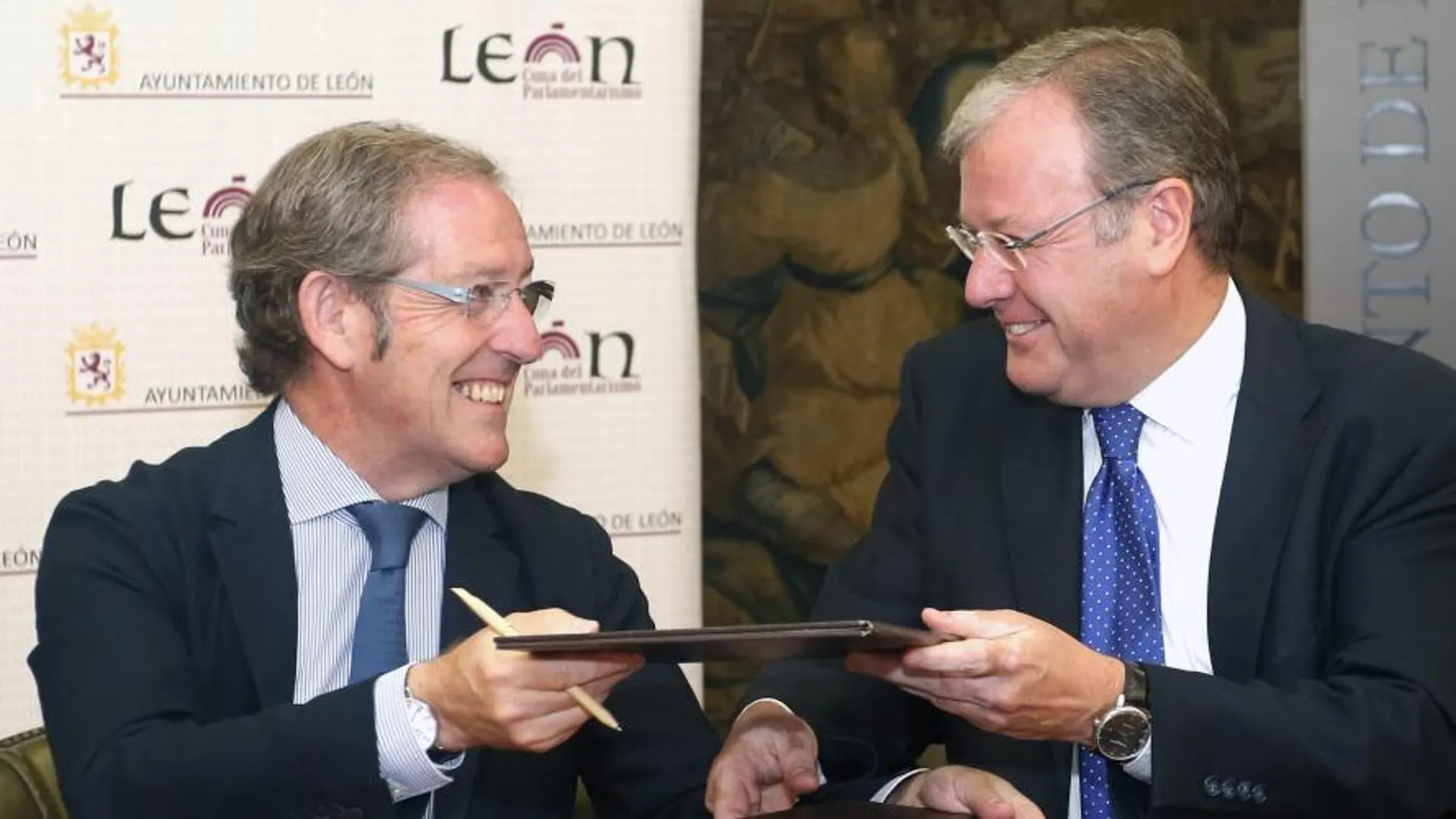 El alcalde de León, Antonio Silván, suscribe el convenio de colaboración con el presidente de la Cámara de Comercio, Javier Vega