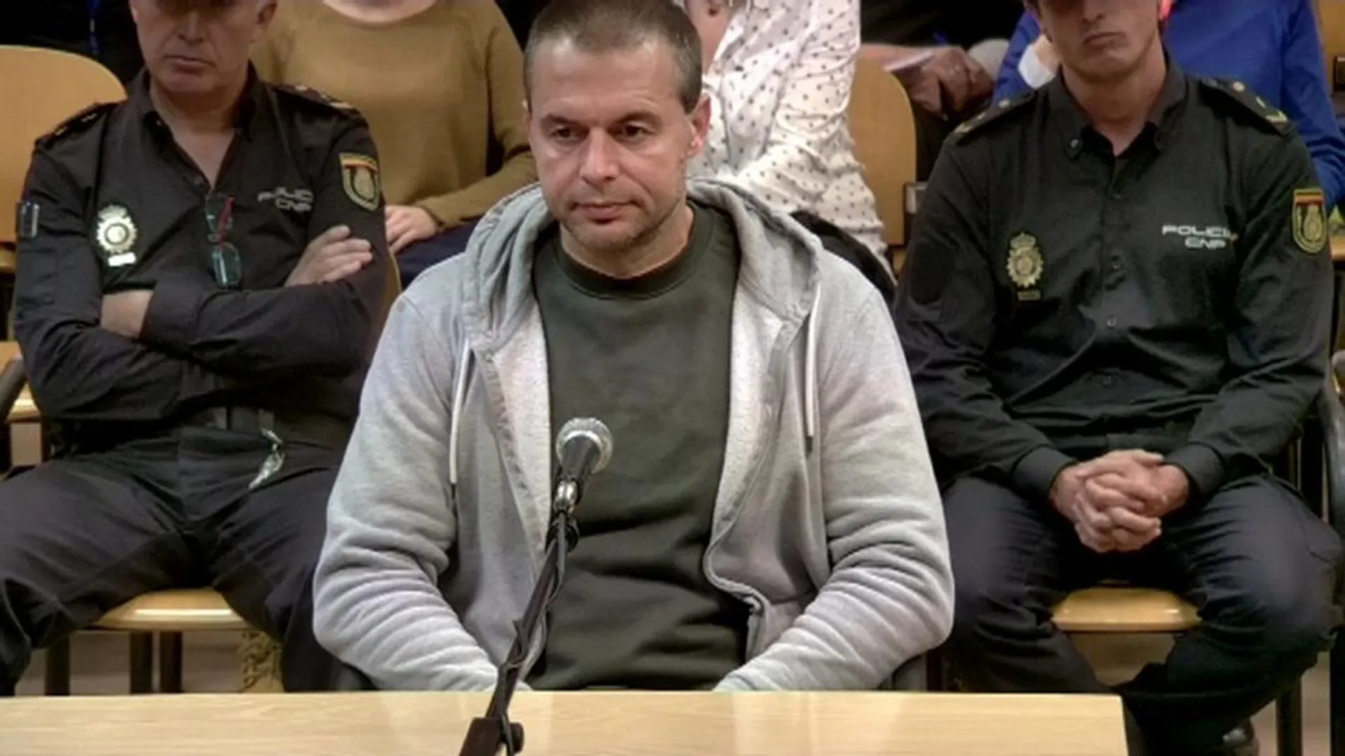 Imagen de la señal institucional de la Audiencia Provincial de Madrid en la que aparece Antonio Ortiz, el presunto pederasta de Ciudad Lineal, al inicio del juicio