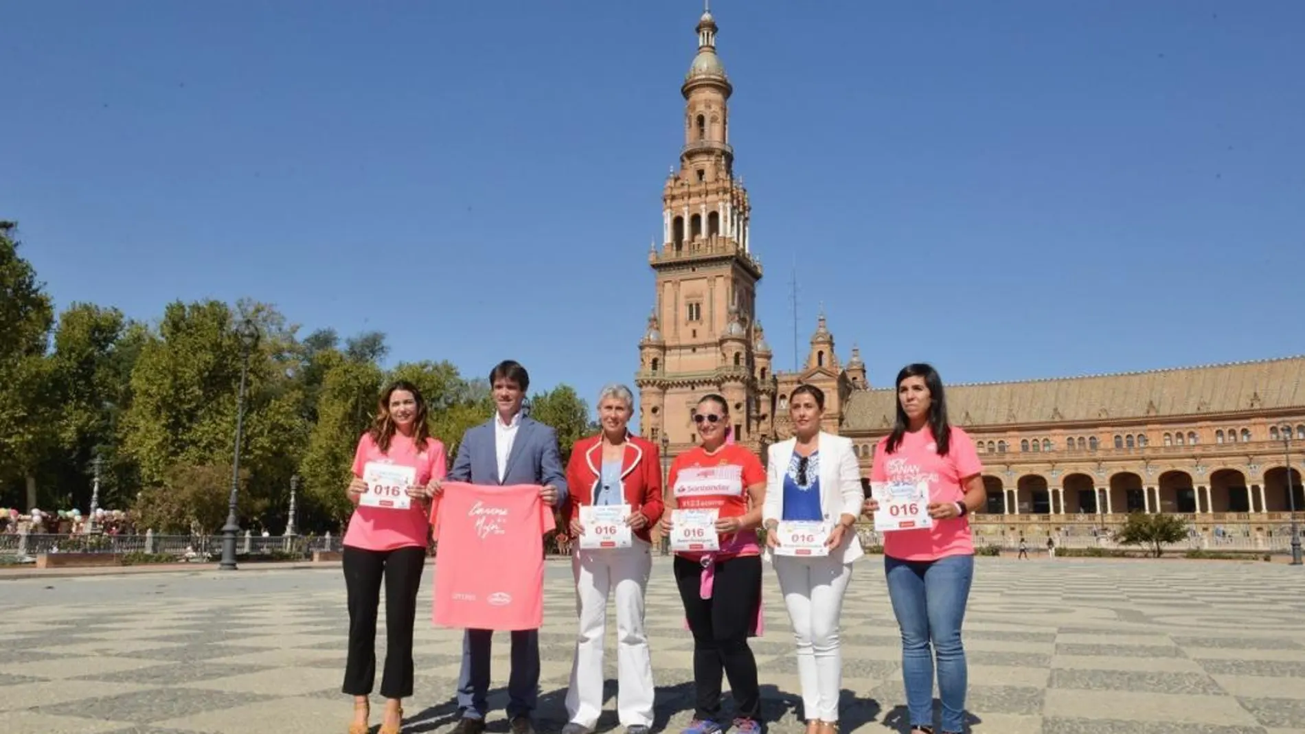 El concejal de Deportes del Ayuntamiento de Sevilla, David Guevara, presentó la nueva edición de la prueba acompañado de Enar Calleja, de Motorpress Ibérica; Virginia Martínez, del Proyecto 1-2-3 A Correr del Banco Santander; y Belén Rodríguez, en representación de «A correr en rosa»