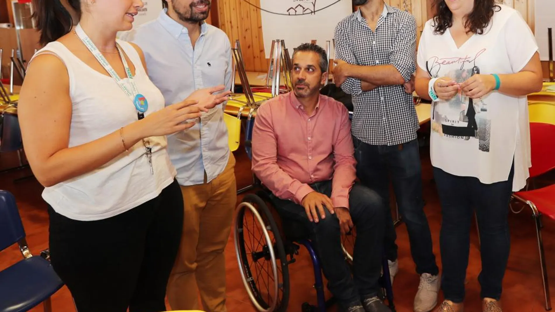 El director general de Juventud, Eduardo Carazo (2I), durante la visita a los jóvenes que participan en la iniciativa «Smile» organizada por Aspaym en El Bosque de los Sueños de Cubillos del Sil (León)