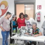 Participantes del proyecto «Costurízate» durante las horas de formación