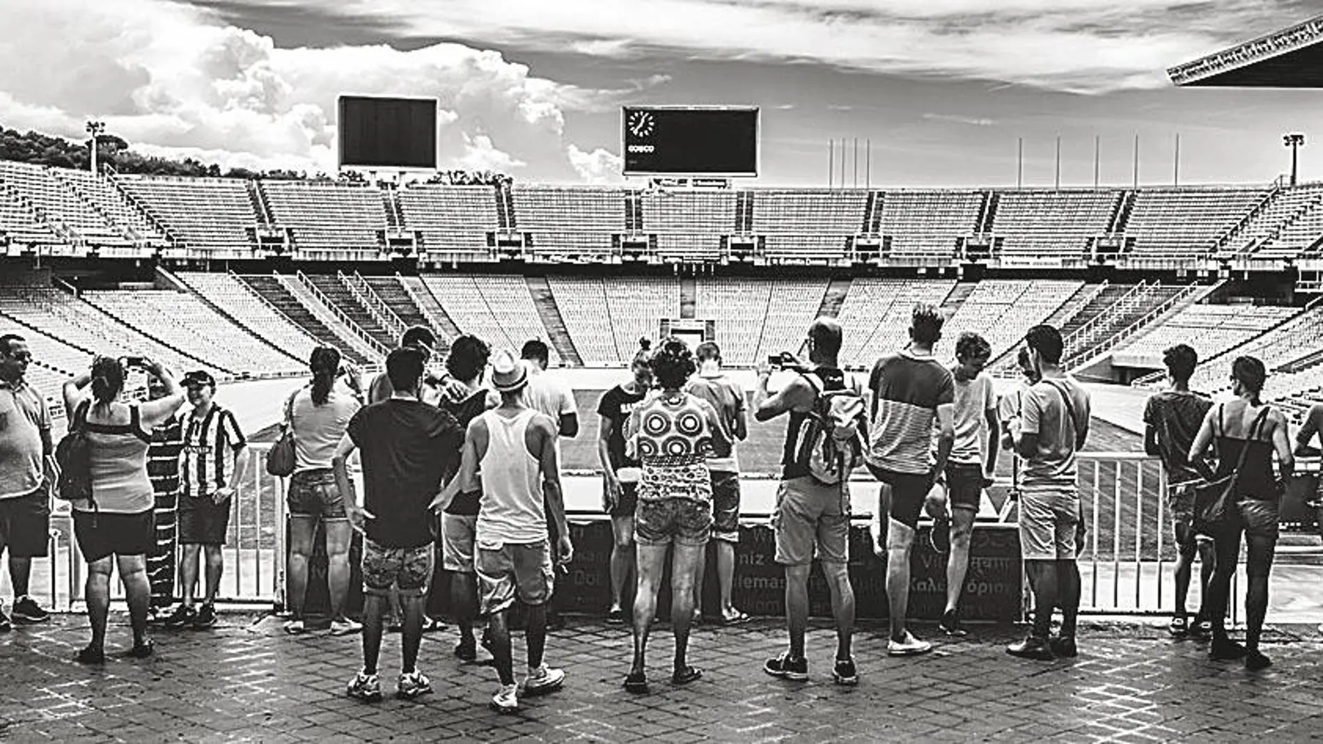 Un grupo de turistas en el Estadi Olímpic