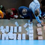Un grupo de personas votan e el pabellón polideportivo del Milladoiro, en Ames, a las afueras de Santiago.