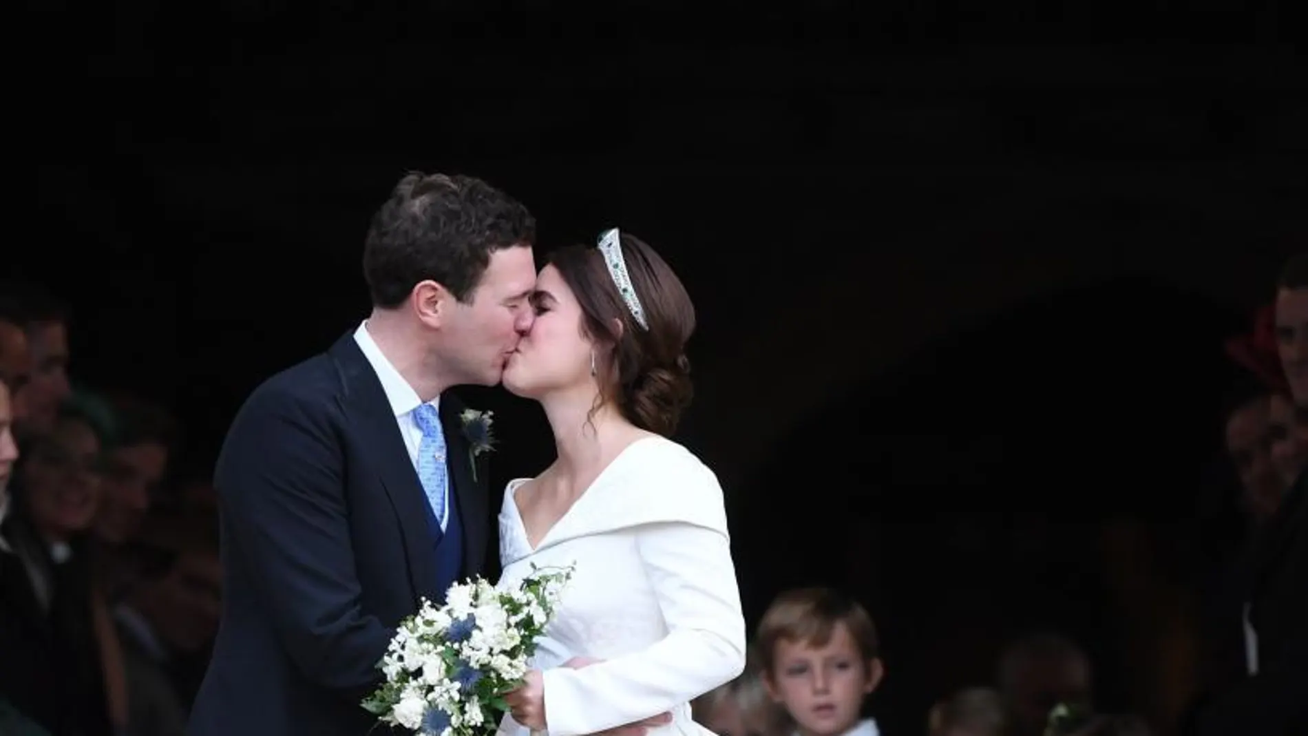 Eugenia de York y Jack Brooksbank se funden en un beso tras darse el “sí, quiero”